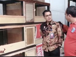 Ka.Rutan Kelas 1 Medan Bersama Kepala Seksi Pelayanan tahanan dan Kepala sub seksi Bimbingan Kegiatan Kerja Meninjau Program Pelatihan Keterampilan Beternak Ayam Kampung