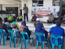 Kapolsek Medan Timur Kompol Rona Tambunan menyampaikan kesiapan menampung keluhan masyarakat dalam kegiatan Jumat Curhat,