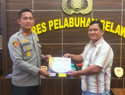 Kapolres Pelabuhan Belawan Terima Penghargaan Dari Ketua Perkumpulan Gereja Oikumene
