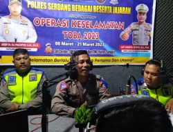 Satlantas Polres Sergai Talk Show di Radio Informasikan Ops Keselamatan Toba 2023