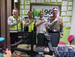 Kasat Lantas Polres Pelabuhan Belawan Edukasi Masyarakat Tertib Berlalulintas Melalui Talk Show di Radio