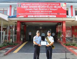 Penyerahan piagam penghargaan pegawai teladan