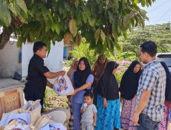 Sat Reskrim Polres Serdang Bedagai melaksanakan giat pemberian bantuan sosial kepada warga yg kurang mampu dlm rangka Safari Ramadhan Polres Serdang Bedagai
