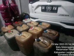 Diduga Seorang Karyawan Pertamina SPBU 13.208.117 Batu Malenggang Hinai Kabupaten Langkat Sumatera Utara bekerja sama dengan agen minyak liar dan penimbun BBM solar bersubsidi untuk keuntungan pribadi