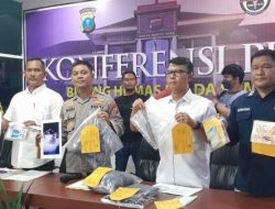 Dalam keterangan Saat Konfrensi Pers Kapolres Simalungun AKBP Ronald FC Sipayung Menjelaskan Kronologis Pelaku Membunuh Korban Dengan Membabi Buta.