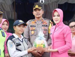 Kapolres Madina AKBP H. M REZA CHAIRUL Didampingi Ibu Ketua Bhayangkari Mandailing Natal Memberikan Bingkisan Kepada Personel yang Melakukan Pengamanan Pos Pam Dalam Rangka Operasi Ketupat Toba 1444 H/ 2023
