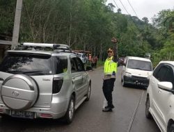 Pada saat Patroli Kapolres Mandailing Natal (Madina) AKBP H.M Reza Chairul. A.S. S.IK., S.H., M.H Terlihat Pohon Tumbang Yang Memakan Badan Jalan Di Desa Muara Mais Jambur Kecamatan Tambangan Kabupaten Mandailing Natal
