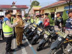 Kapolres Dairi bersama Bupati Layani Warga Mudik Aman Berkesan Lewat Ops Ketupat Toba 2023