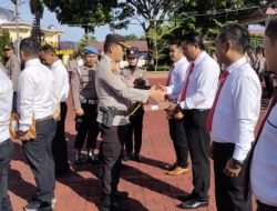 Kapolres Simalungun AKBP Ronald F.C SipayungMemberikan Penghargaan kepadamTiga Pejabat Utama Dan Personel Yang Berprestasi