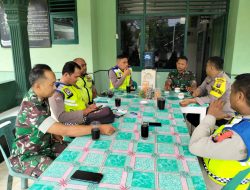 Guna memperkuat Sinergitas TNI – Polri serta menjaga Harkamtibmas di wilkum Polsek Kotarih, personil Bhabinkamtibmas Polsek Kotarih melakukan kegiatan bersama personil Babinsa Koramil 17 Kotarih dan Koramil 19 Bangun Purba