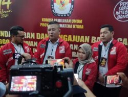 Ketua DPW Partai Solidaritas Indonesia Nezar Djoeli Maju Incar kursi DPR RI di Senayan Hal itu Ditegaskan Nezar Usai Menyampaikan Berkas 100 Bacaleg ke Kantor KPU Sumut