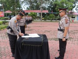 Upacara Serah Terima Jabatan Kapolsek Salapian dari AKP BENGKEL GINTING kepada IPTU HODIATUR APRI WANDI PURBA, S. Tr, K di Lapangan Jananuraga Polres Langkat