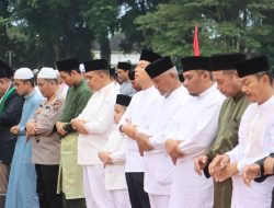Kepolisian Resor Langkat Polda Sumut menggelar Sholat Idul Adha 10 Dzulhijjah 1445 H Tahun 2024 M di Lapangan Alun-alun Tengku Amir Hamzah .