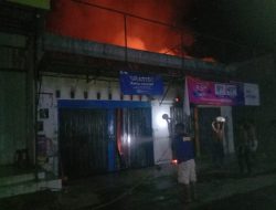 Polsek Kotarih Bersama Koramil 17/KTR Kodim 0204/Deli Serdang Melakukan Tindakan Kejadian Kebakaran Satu Unit Ruko Desa Banjaran Godang