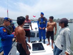 Sat Polairud Polres Langkat Sambangi Warga dan Bagikan Bendera