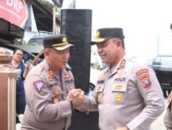 Kapolda Sumut (Irjen) Whisnu Hermawan Didampingi Wakapolres Simalungun Kompol Hendrik Situmorang Mengunjungi Kediaman Mertua Di Kec Simalungun