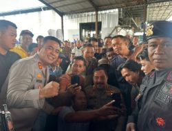 Kapoldasu Dampingi Wakapolri Serahkan Baksos Kepada 10 Ribu Warga Belawan