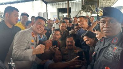 Kapoldasu Dampingi Wakapolri Serahkan Baksos Kepada 10 Ribu Warga Belawan