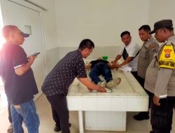 Polsek Firdaus Polres Sergai Tangani Korban Yang Ditemukan Warga Sudah Tidak Bernyawa