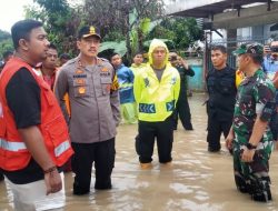 Kapolres Binjai AKBP BAMBANG Didampingi Sat Lantas Turun Langsung Evakuasi Masyarakat Terjebak Banjir Di kota Binjai