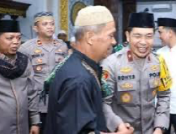 Kapolsek Medan Baru Kompol Yayang Mendampingi Wakapolda Sumut Brigjen Pol Rony Melaksanakan Sholat Subuh di Masjid AL Khairiyah