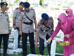 Dansat Brimob Polda Sumatera Utara, Kombes Pol Rantau Isnur Eka, S.I.K., M.M., M.H., M.Han, Memimpin langsung upacara Ziarah dan tabur bunga di Taman Makam Pahlawan Medan