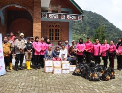 Kapolres Tanah Karo dan Ketua Bhayangkari Cabang Tanah Karo, Salurkan Bantuan Untuk Korban Longsor Desa Semangat Gunung 