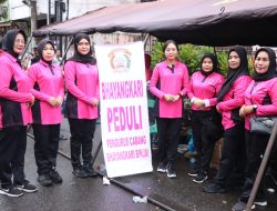 Ibu Bhayangkari Polres Binjai Bantu Masyarakat Korban Banjir Siapkan Dapur Umum