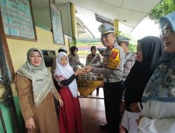 Kasat Lantas Polres Sergai Melaksanakan kegiatan POLSANAK ( Polisi Sahabat Anak) Dengan Membagikan Sarapan Bergizi*