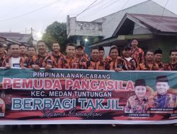 PAC Pemuda Pancasila Medan Tuntungan Sempurna Sembiring bersama Ketua Ranting Namo Gajah Taruna Sinulingga Gelar Bagi Takjil Di Jl Petunia Raya