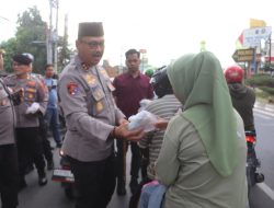 Bulan Ramadhan Kapolres Langkat AKBP David Bagi-bagi Takjil Bagi Pengguna Jalan