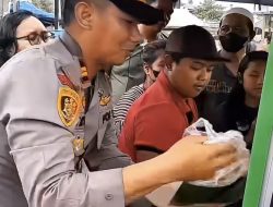 Berkah Ramadhan 1446H Kapolsek Tuntungan Eko dan Personil Gelar Bagi Takjil Di Simpang Bunga Turi