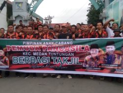 Hari Ke 3 Ketua PAC PP Medan Tuntungan Sempurna Sembiring Berbagi Takjil Di Jamin Ginting Laucih Stikes