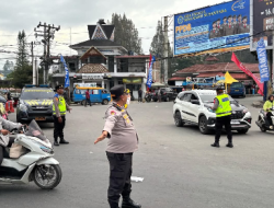 Kapolres Tanah Karo AKBP EKO Turun Langsung Pimpin Lalu Lintas Di Pos PAM Tugu Juang 
