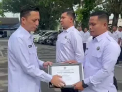 Ka Rutan Kelas 1 Medan Memberikan Penghargaan Kepada Pegawai Teladan