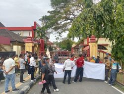 Aliansi Wartawan dan LSM Melakukan Aksi Damai Di Mapoldasu, Desak Penahanan 2 Wartawan Dan 1 LSM Deli Serdang