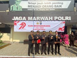 Kapolrestabes Medan Kombes Gidion Berikan Penghargaan Kepada Kepada Kapolsek Sunggal Bambang G Hutabarat  Pemenang Juara 1