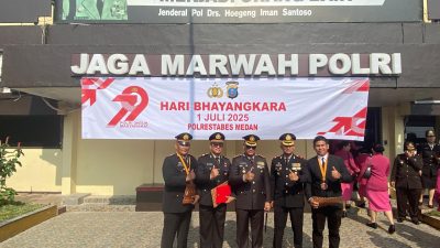 Kapolrestabes Medan Kombes Gidion Berikan Penghargaan Kepada Kepada Kapolsek Sunggal Bambang G Hutabarat  Pemenang Juara 1