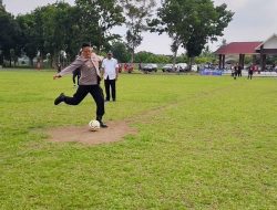 Kapolres Binjai AKBP BAMBANG Lakukan Tendangan Bola Pertama Dalam Pembukaan Turnamen