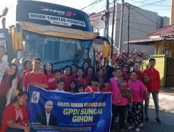 Anggota Dewan DPRI RI Diwakili Staf Ahli Memberangkatkan Rombongan Wisata Rohani Anak Sekolah Minggu Gereja GPDI Sungai Dion.