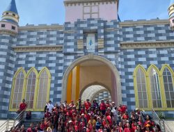 Anggota Dewan DPRI.RI Dr.Maruli SiahaanMemberangkatkan Rombongan Wisata Rohani Anak Sekolah Minggu HKBP Bandar Klippa ke Hill Park Sibolangit.