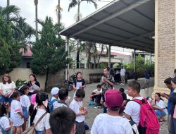 Anggota Dewan DPRI RI MemberangkatkanWisata Rohani Anak Sekolah Minggu HKBP Rogate Gaperta .