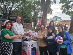 Anggota Dewan DPRI RI Memberikan Alat Olah Raga komunitas ibu-ibu Komplek Perumahan Sri Gunting