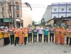 Polres Serdang Bedagai Bersama Ormas Bagikan Bendera Merah Putih untuk Pengguna Jalan
