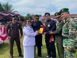 Ketua KONI Pancur batu,Iptu,Pol.Edison Sembiring, SH.Memberikan penghargaan kepada Rivaldo atlit silat, sekaligus pelatih, kecamatan Pancur batu.