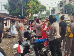 Polsek Medan Timur Bagikan Bendera Merah Putih kepada Warga Gaharu.