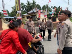 Polsek Kutalimbaru Membagikan Bendera Merah Putih terhadap Pengendara Yang Melintas Dalam Rangka Perayaan HUT RI Ke-80.