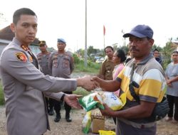 Kapolres Dairi AKBP O Siahaan Menyerahkan Bantuan Kepada Warga Terdampak Angin Puting Beliung 