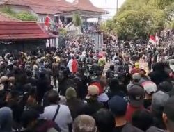 Demo Pati Ricuh : Masaa Desak Mundur Aparat Dan Masuk Gedung DPRD