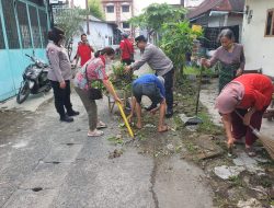 Polsek Medan Timur Melaksanakan Gotong Royong bersama Warga Dan Kelurahan Gaharu.